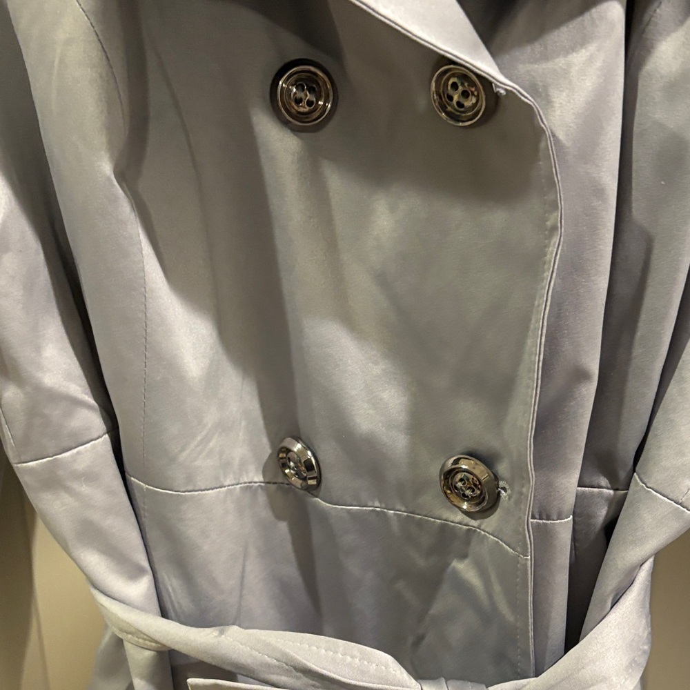 Serena Williams Elegant Silver Trench Coat - Picture 2 of 8